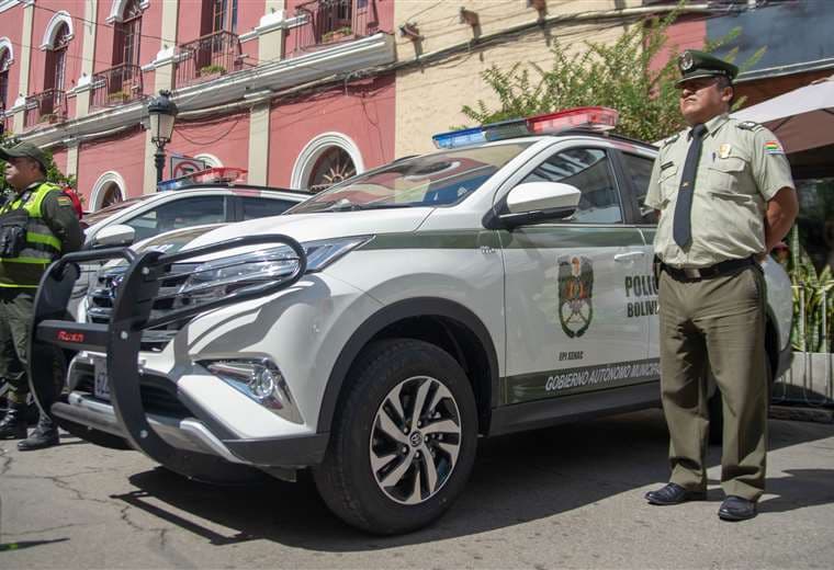Acto protocolar de entrega de nuevos carros patrulleros a la Policía 