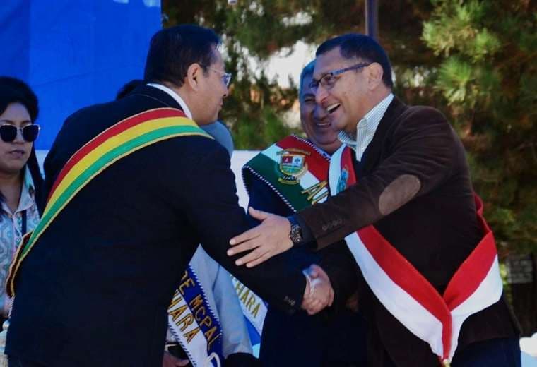 Luis Arce y el gobernador Óscar Montes en el aniversario de Yunchará