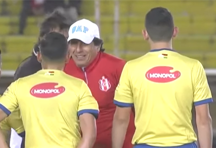 Álvaro Peña increpa al árbitro Jordy Alemán al final del partido ante Always Ready