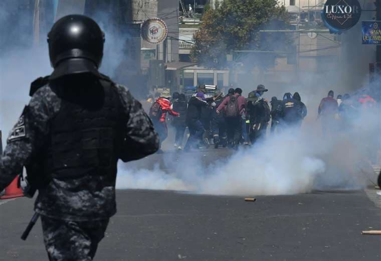 Maestros logran ingresar hasta la plaza Murillo de La Paz y la Policía los gasifica