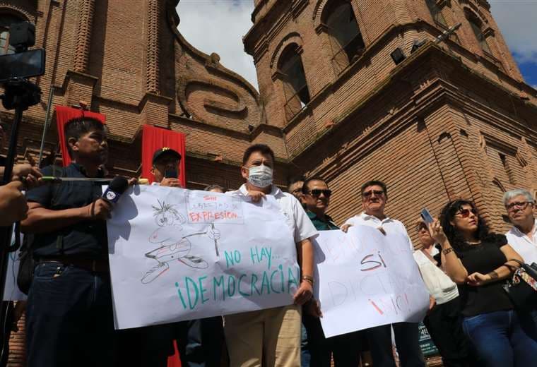 Periodistas protagonizan un plantón en la Catedral cruceña en rechazo al paquete de leyes “mordazas”