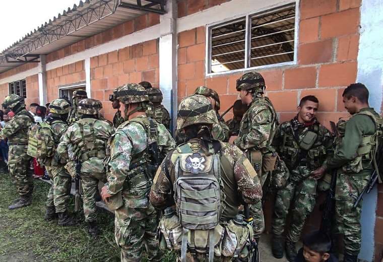 Indígenas liberan a 17 militares retenidos en suroeste de Colombia