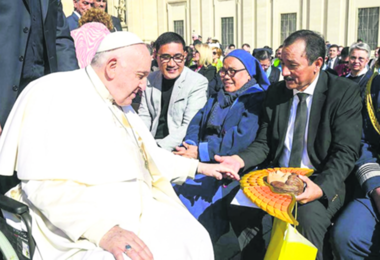 Cuéllar visita al Papa y líderes cruceños optan por el silencio  