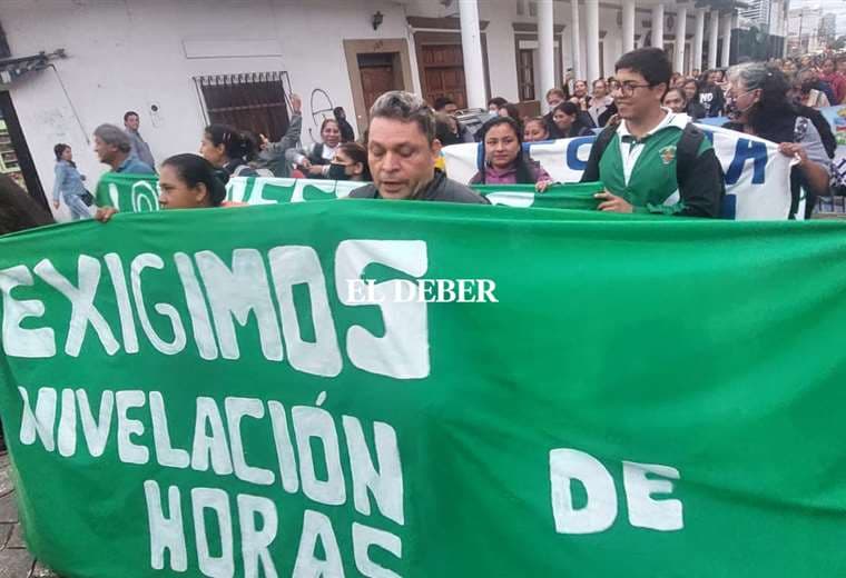 Maestros cruceños marchan en demanda de presupuesto e ítems/Jorge Ibáñez