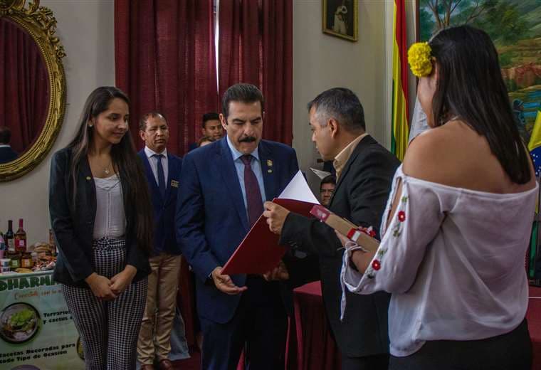 Manfred Reyes Villa visitó al alcalde de Tarija y firmó acuerdo de cooperación