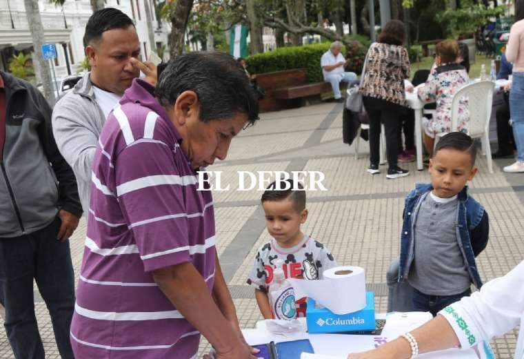 Ciudadanos firman en demanda de una reforma judicial/Fuad Landivar