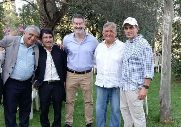 Jaime Paz Zamora junto a los tres líderes políticos que lo visitaron y su hijo Rodrigo Paz