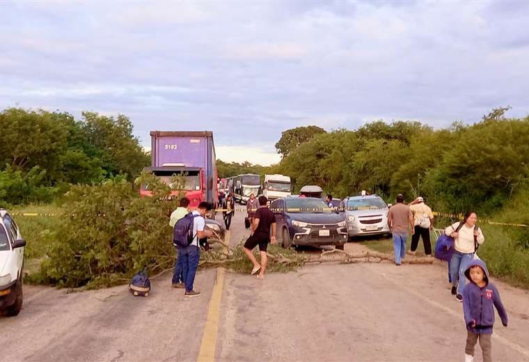 Socios de la cooperativa de agua de Puerto Suárez bloquean ruta de ingreso a este municipio