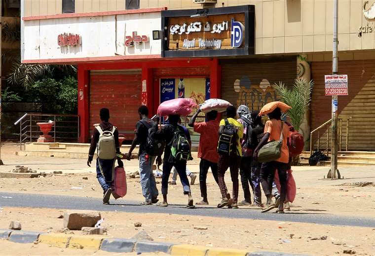Habitantes huyen de la capital de Sudán plagada de cadáveres por los combates