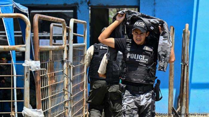 Ecuador declara estado de excepción en zonas golpeadas por el narco y autoriza porte de armas para defensa personal