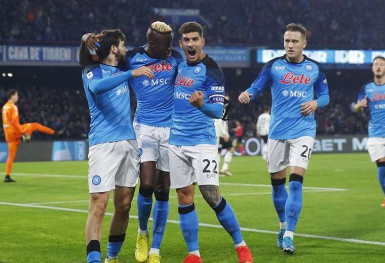 Napoli vuelve a centrarse en título de Serie A tras decepción en Champions