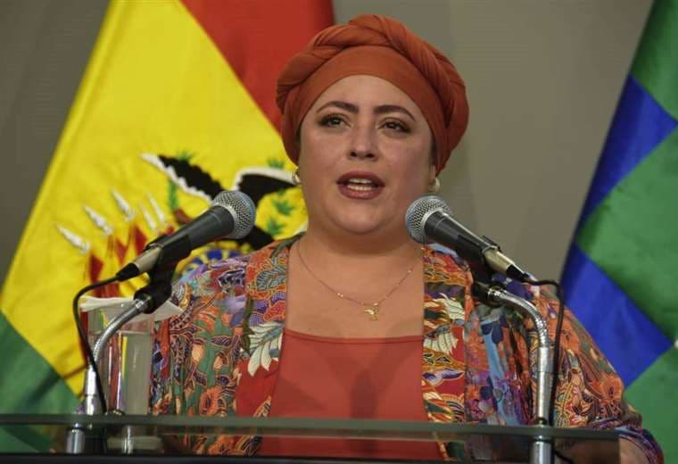 María Nela Prada, ministra de la Presidencia, en conferencia de prensa. Foto: ABI
