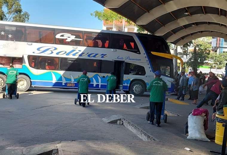 Los buses están a la espera del permiso de Tránsito para salir / Foto: Juan Delgadillo