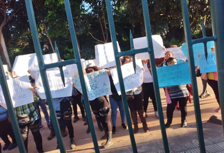 Protesta en la casa de la diputada Luisa Nayar