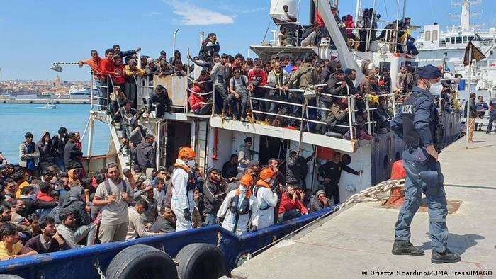 Guardia Costera de Italia rescata a unos 500 migrantes