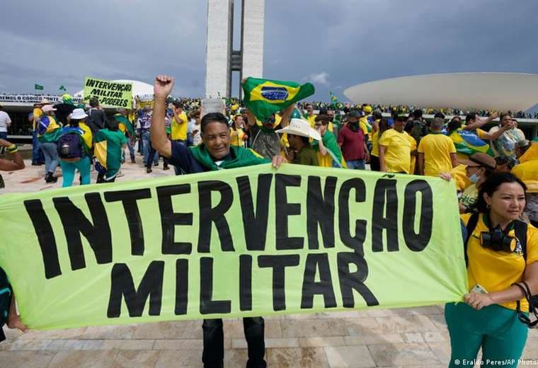 Interrogan a militares por ataques a instituciones de Brasil