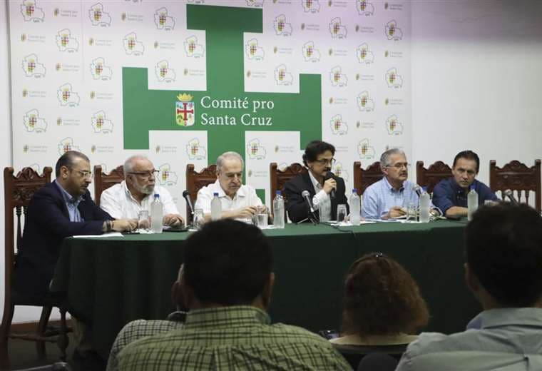 Ex presidentes del Comité pro Santa Cruz en la testera / Foto: CPSC