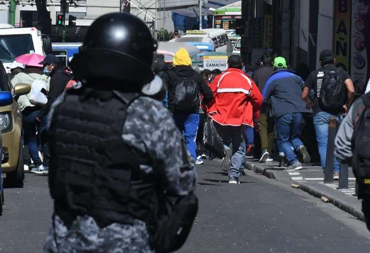 Maestros y policías protagonizan una nueva jornada de violencia en La Paz