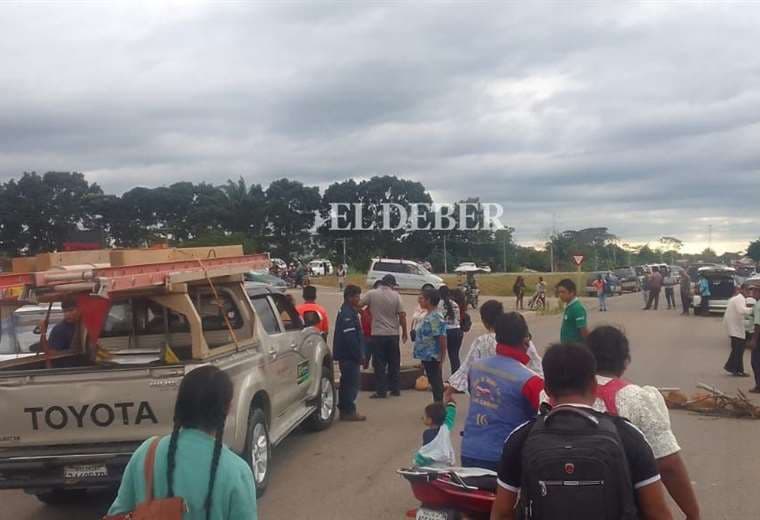 Vecinos de Santa Fe bloquean la carretera Santa Cruz - Cochabamba