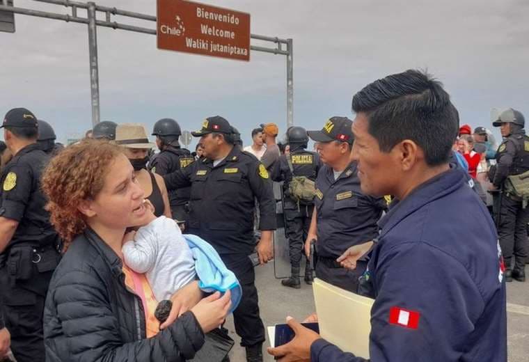 
"Lo que quiero es irme a Venezuela, pero no me dejan": el drama de los migrantes varados en la frontera entre Chile y Perú