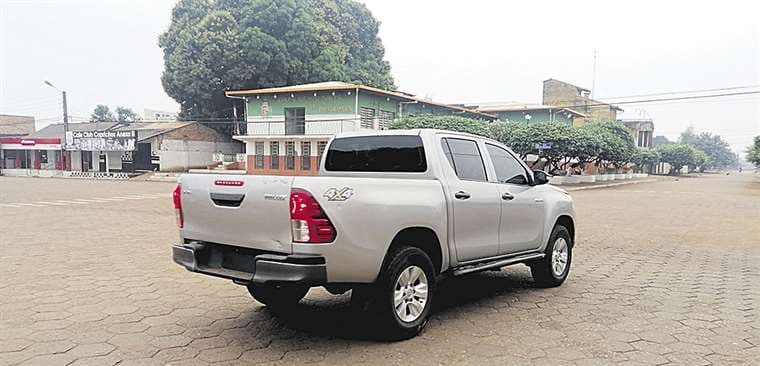 Una camioneta Hilux recorre las calles de Guayaramerín sin placas/El Deber 
