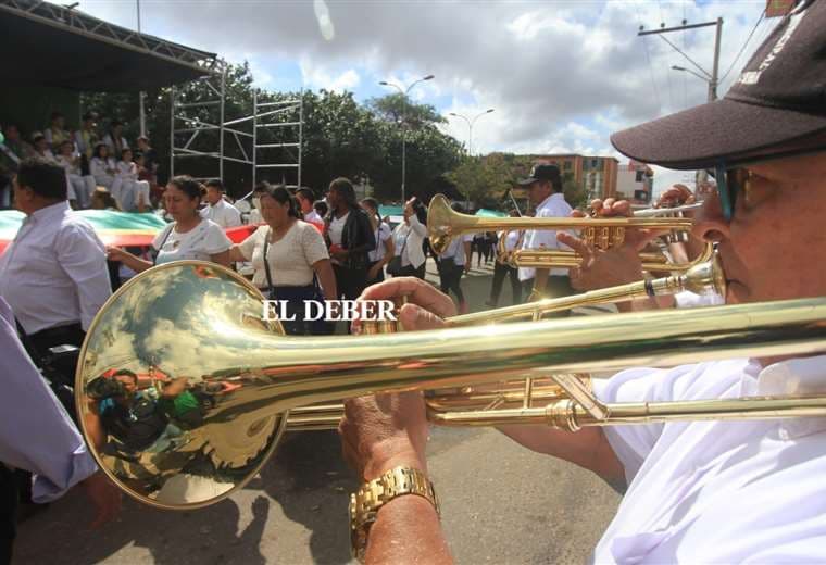Actos protocolares y desfiles engalanan los festejos en la Villa Primero de Mayo