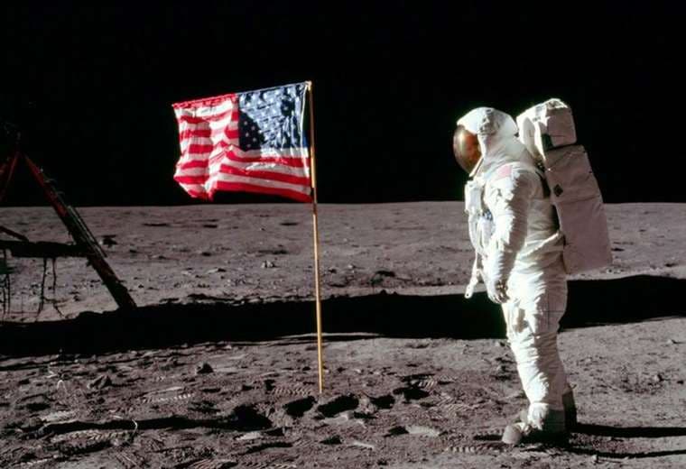 De Newton a Neil Armstrong: 7 frases famosas que realmente nunca se dijeron