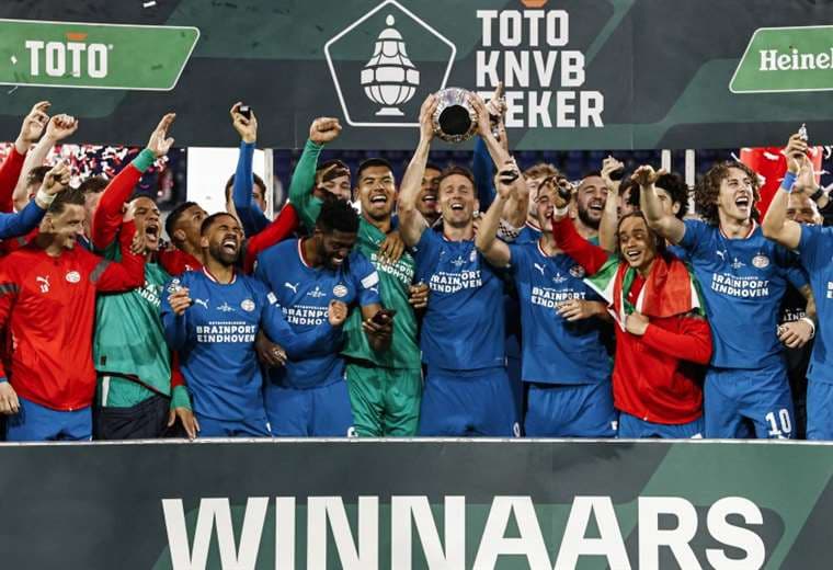 El PSV Eindhoven celebró así la obtención de la Copa. Foto: AFP