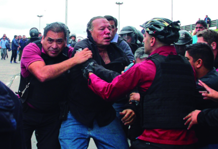 Agreden a ministro en protesta de choferes de autobús en Argentina