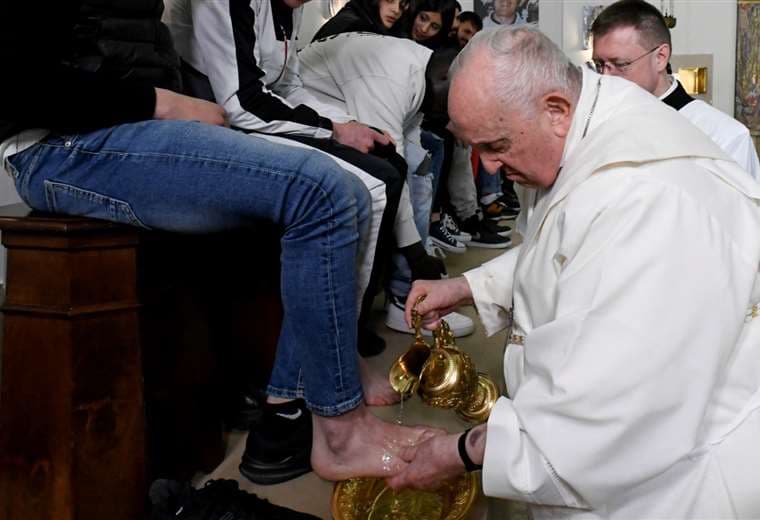El papa lava los pies a 12 jóvenes detenidos, en ritual de Jueves Santo