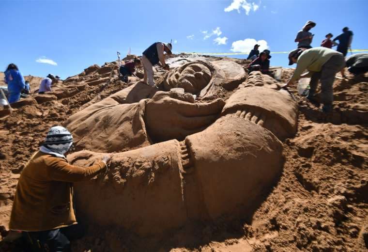 Artistas realizan esculturas en las arenas de Cochiraya, Oruro/Fotos: Emilio Huascar