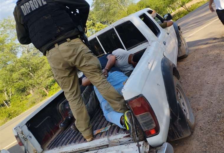 Capturan a sujetos armados que interceptan a una mujer y le roban su camioneta