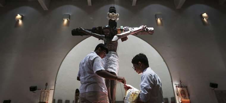 Fieles celebran Vía Crucis dentro de los templos en Nicaragua