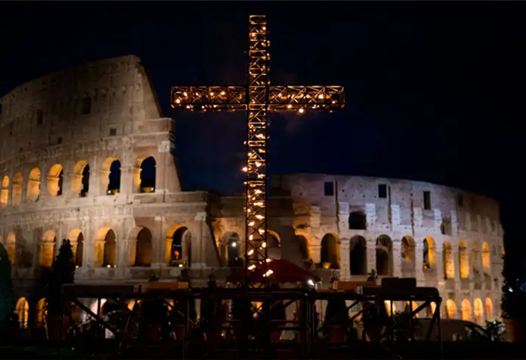 Vía Crucis en el Coliseo de Roma sin el papa debido al frío