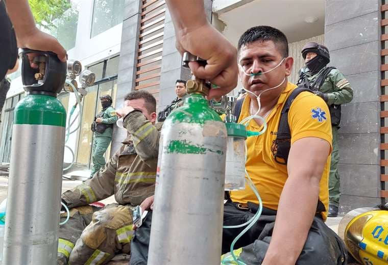 Bomberos, exhaustos tras combatir por varias horas el incendio en La Ramada