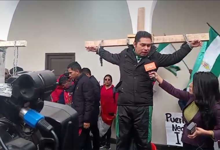 El ejecutivo de los maestros de Santa Cruz, Osmar Cabrera, se crucifica / Foto: Captura 