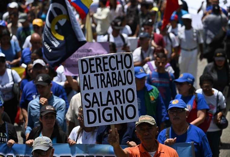 Maduro descarta aumento de salario mínimo, pero anuncia bonos por $us 60
