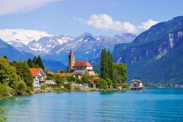 Evacuan aldea alpina suiza por temor a inminente derrumbe de la montaña