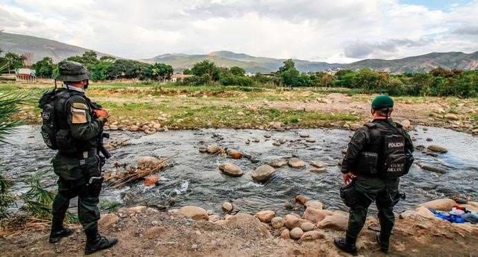 Policías custodiando la frontera entre Venezuela y Colombia/AFP