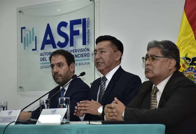 Presdiente de la ASFI (centro) Reynaldo Yujra. Foto: APG