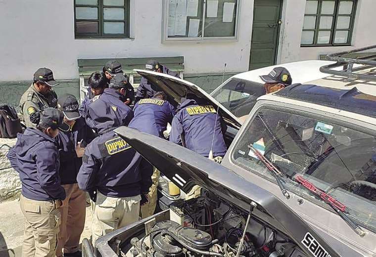 Personal de Diprove revisando el motor de auto robado