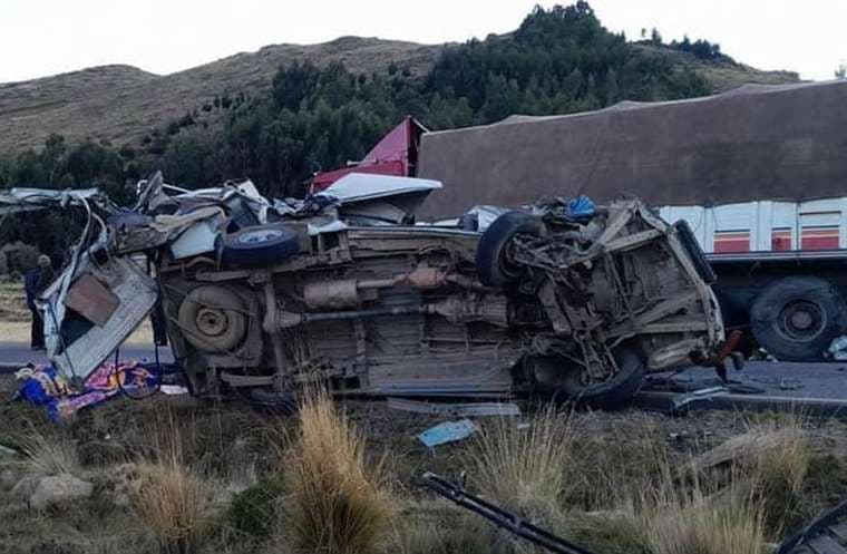 La colisión de un minibús con un camión deja tres muertos y ocho heridos en La Paz
