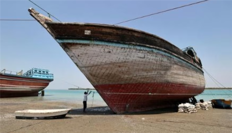 Barcos de madera tradicionales a la espera de ser restaurados en Irán. Foto: AFP