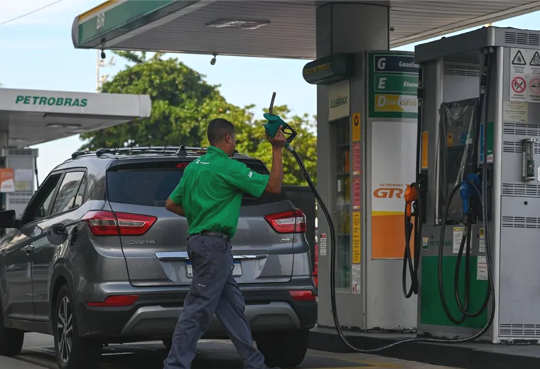 Petrobras baja precios de gasolina y diésel tras dejar de alinearse con el mercado internacional