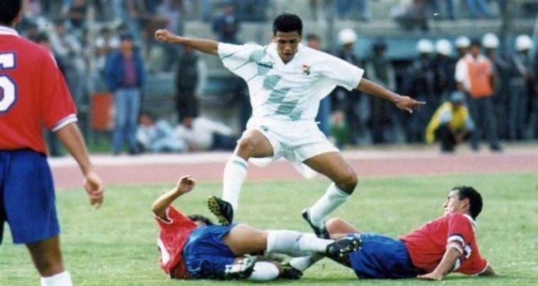 Ruiz jugando para la selección nacional contra Chile. Foto: Internet