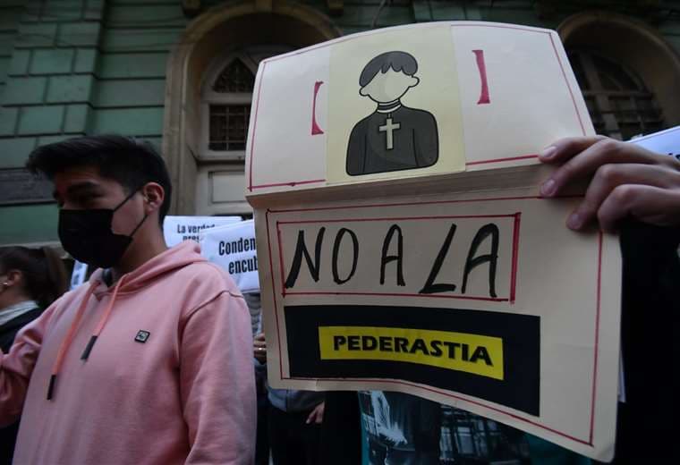 Protesta contra la iglesia católica en el arzobispado de La Paz/ Foto: APG
