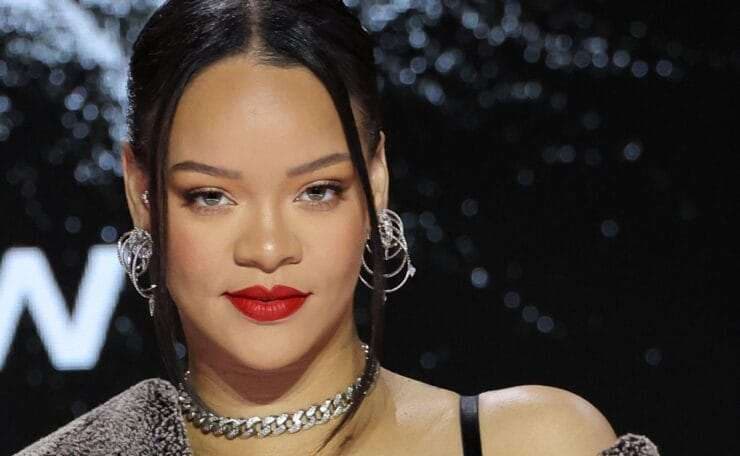 Rihanna comparte una sesión de fotos íntimas de su primer embarazo