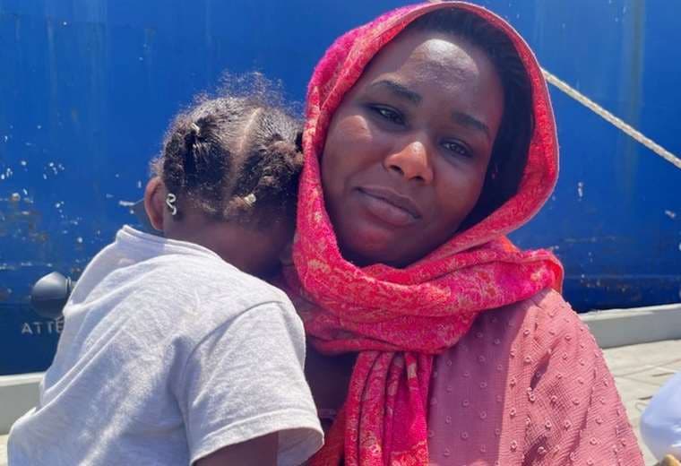 “¡Ayuden a salir a mi familia!”: la desesperación y el caos en el principal puerto de Sudán por un conflicto que ya ha dejado más de 500 muertos