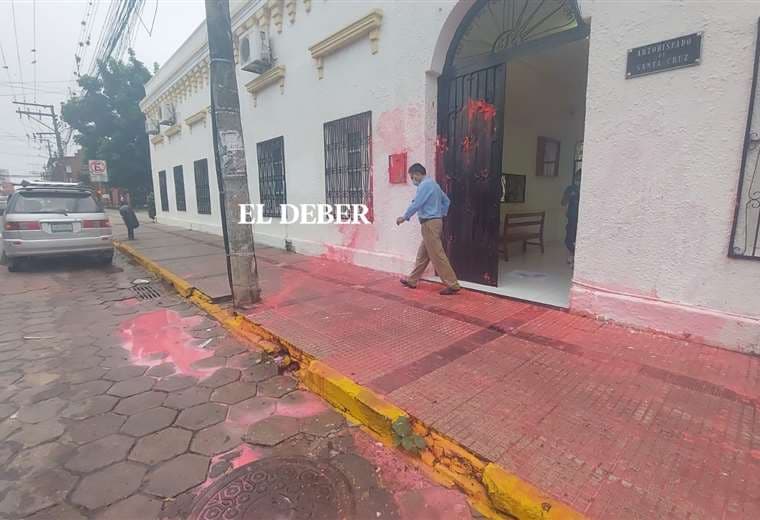 Protesta contra la Iglesia católica: atacan con tinta roja el edificio del Arzobispado en Santa Cruz