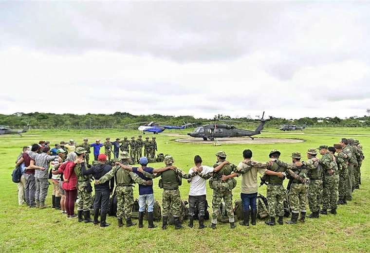 Soldados e indígenas se preparan para continuar con la búsqueda de los niños /AFP